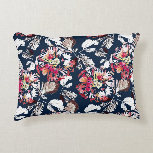 Rote, weiße Blume auf blau. Dekokissen (Vorderseite)