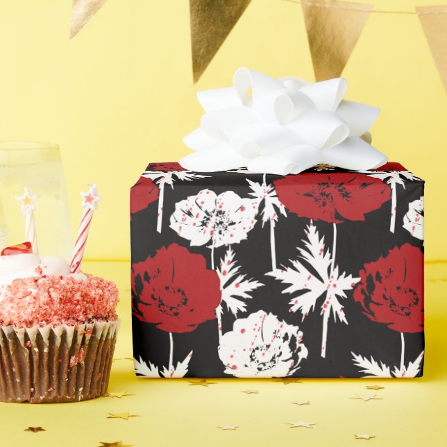 Rote, weiße Blume auf schwarz Geschenkpapier (Geburtstagsparty)