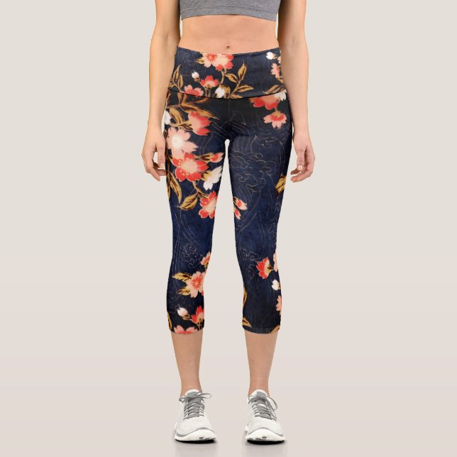 ROTE WEISSE BLUMEN MIT ROTEN BLUMEN, TIEFEN BLUE F CAPRI LEGGINGS (Vorderseite)