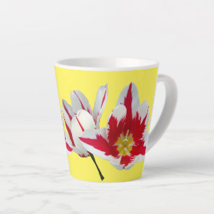 Rote weiße Tulips Nah Gelbe Latte Tasse