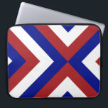 Rote, weiße und blaue Chevronen Laptopschutzhülle<br><div class="desc">Wechselnde rote,  weiße und blaue Chevronen (V-Formen) konvergieren in diesem patriotischen geometrischen Muster. Digitales Bild. Copyright © 2012 Claire E. Skinner. Alle Rechte vorbehalten.</div>