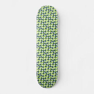 Rotende Kreise - Schattierungen grüner Flächen Skateboard