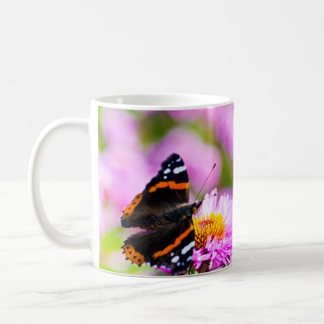 Roter Admiral-Schmetterling auf einer Tasse der Bl (Links)