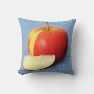 Roter Apfel Pirouette auf blauem Cover Kissen