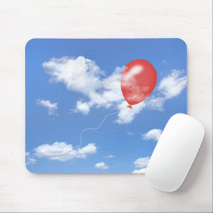 Roter Ballon in Wolken Mousepad