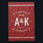 Roter Bauernhof Arrow Monogram | Editierbare Farbe Geschirrtuch<br><div class="desc">Bauernhaus Ferienhaus Küchentuch personalisiert mit Ihrem Familiennamen,  Monogramm Initialen,  Stadt und etablierte Datum in einem trendigen Logo-Wappen. Verwenden Sie die Designtools,  um eine beliebige Hintergrundfarbe auszuwählen,  die Schriftart und Farben zu bearbeiten oder eigene Fotos hochzuladen,  um ein solches Design zu erstellen. Die perfekte Touch für Ihre moderne Bauernküche!</div>