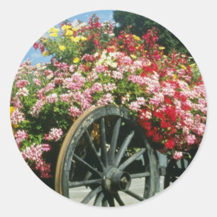 Roter Blumenwagen, La Clusaz, Frankreich-Blumen Runder Aufkleber