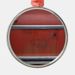 Roter Chevy Ornament Aus Metall