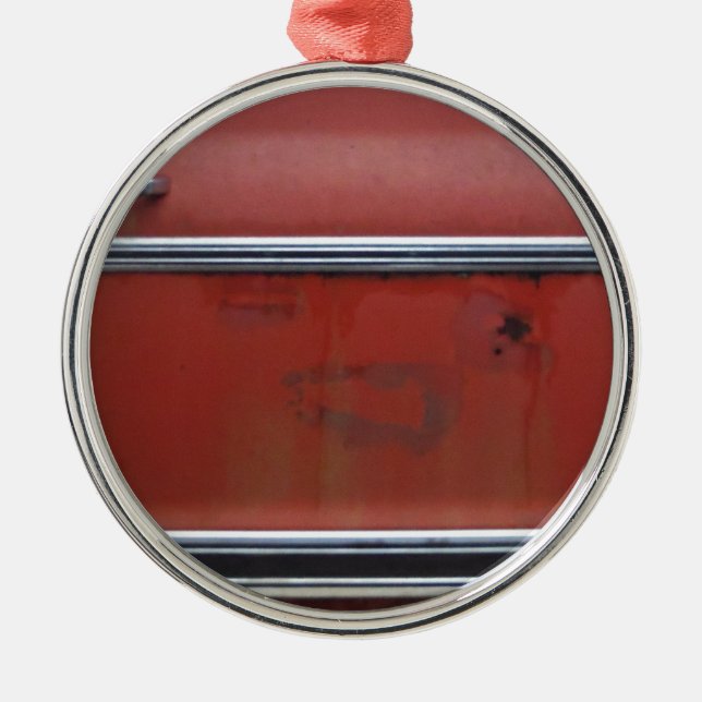 Roter Chevy Ornament Aus Metall (Vorne)