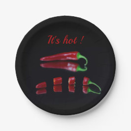 Roter Chili auf schwarzem Foto mit Text Pappteller