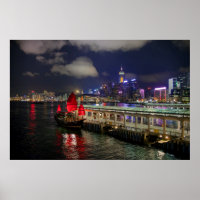 Roter chinesischer Junk in Hongkong beim Nachtpost