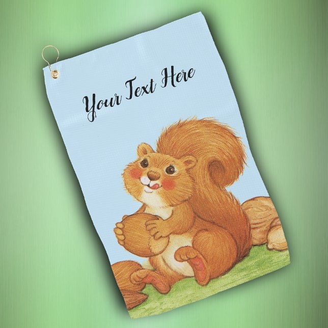 Roter Eichhörnchen Fluffy Schwanz Rosy Cheeks esse Golfhandtuch (Cute red squirrel licking lips holding stash of nuts and acorns sitting in grass on golf towel.)