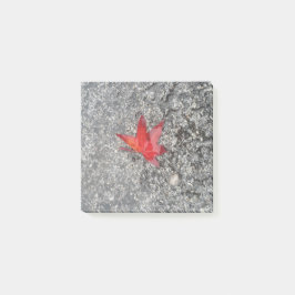 Roter Fall in Regen auf grauer, strukturierter Str Post-it Klebezettel