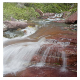Roter Felsen im Baring Creek im Glacier National Fliese