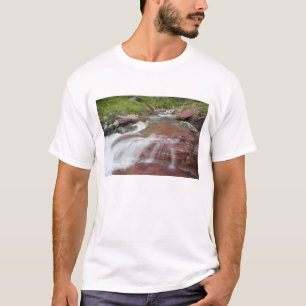 Roter Felsen im Baring Creek im Glacier National T-Shirt