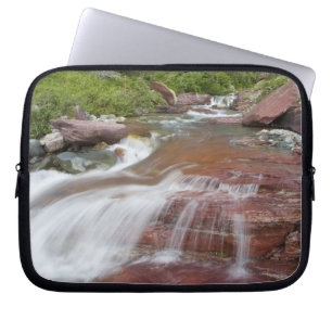 Roter Felsen in Baring Creek im Glacier National Laptopschutzhülle