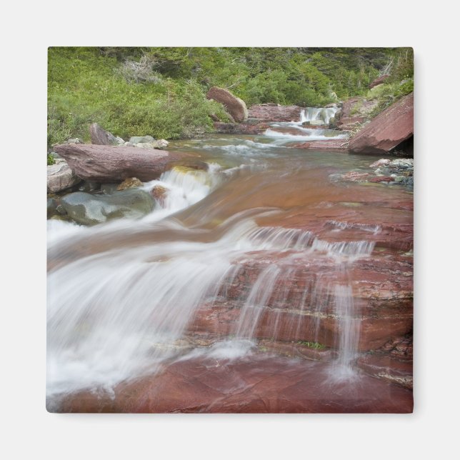 Roter Felsen in Baring Creek im Glacier National Magnet (Vorne)