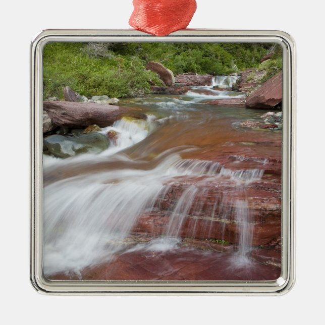 Roter Felsen in Baring Creek im Glacier National Ornament Aus Metall (Vorne)