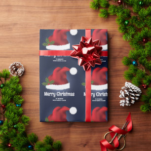 Roter festlicher Weihnachtsmannhut auf Blau mit in Geschenkpapier
