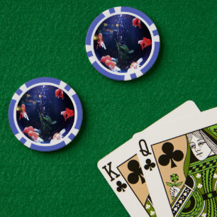 Roter Fisch in Glasfischschüssel Pokerchips