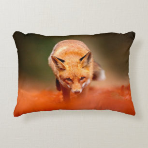 Roter Fuchs auf orangefarbenen Herbstblättern. Nie Dekokissen