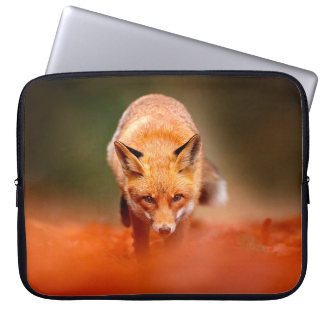 Roter Fuchs auf orangefarbenen Herbstblättern. Nie Laptopschutzhülle (Vorderseite)