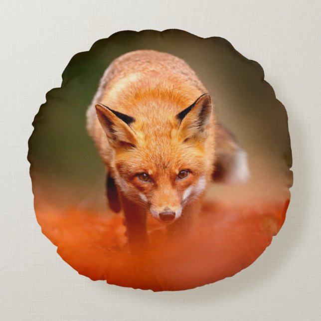 Roter Fuchs auf orangefarbenen Herbstblättern. Nie Rundes Kissen (Vorderseite)