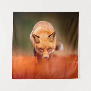 Roter Fuchs auf orangefarbenen Herbstblättern. Nie Wandteppich