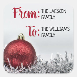 Roter glitzernder Weihnachtsball mit Silbergarland Quadratischer Aufkleber