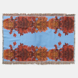 Roter Herbst: Blätter und blauer Himmel Decke