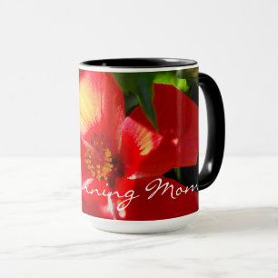 Roter Hibiskus Blume bei Sonnenlicht Tasse