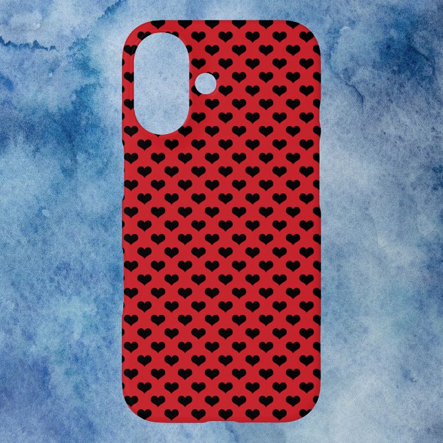 Roter Hintergrund für schwarze Herzen Case-Mate iPhone Hülle (A phone case with a pattern of black hearts on a red background)