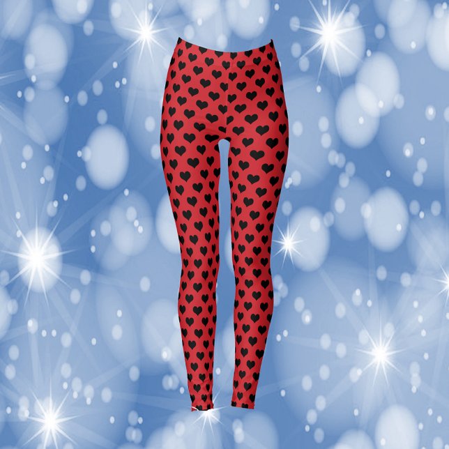 Roter Hintergrund für schwarze Herzen Leggings (A pair of leggings with a pattern of black hearts on a red background)