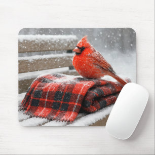 Roter Kardinal auf einer schneebedeckten karierten Mousepad