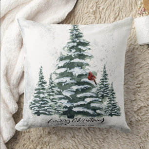 Roter Kardinal Bird von Rustic Green Winter Pine T Kissen