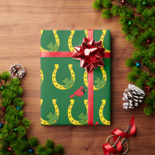 Roter Kardinal im goldenen Hufeisen mit Shamrock Geschenkpapier
