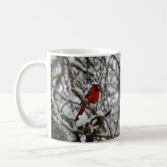Roter Kardinal in einem schneebedeckten Baum Kaffeetasse (Links)