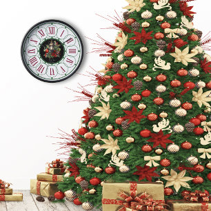 Roter Kardinal mit Weihnachtsmauer Uhr