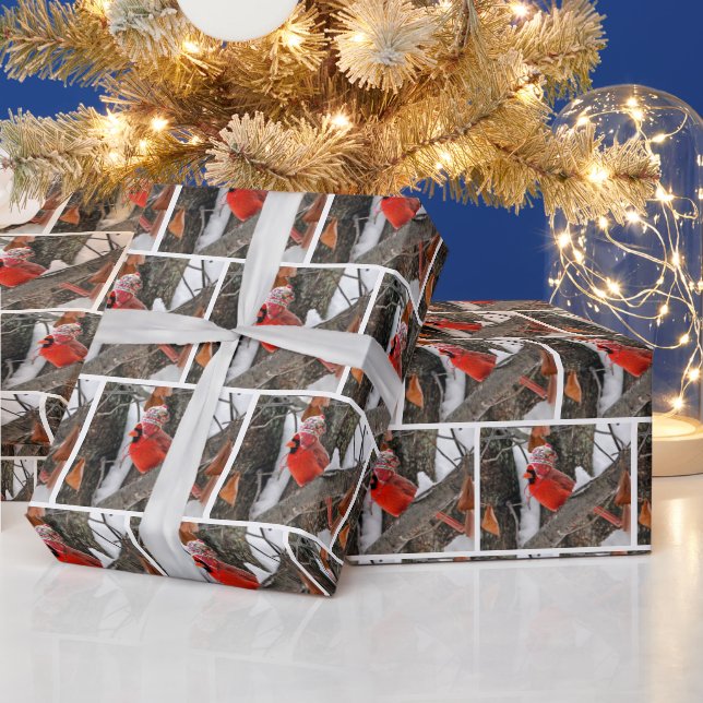 Roter Kardinal mit Winterhut Geschenkpapier (Feiertage)