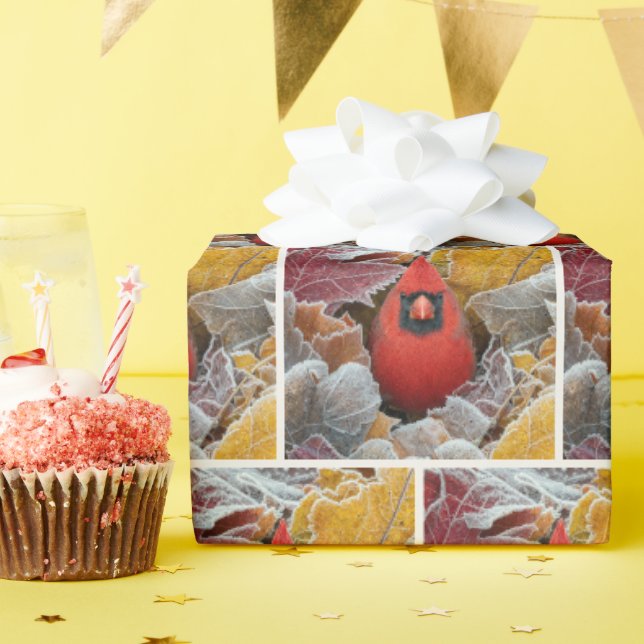 Roter Kardinalvogel in frostigen Herbstblättern Geschenkpapier (Geburtstagsparty)