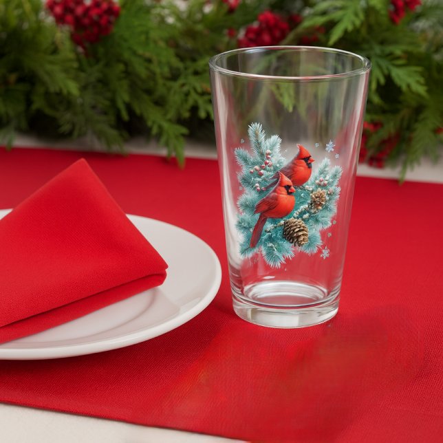 Roter Kardinalvögel und Kiefern-Weihnachts-Glas-Ta Glas (Set a festive holiday table with red cardinal bird and pine beverage glass. )