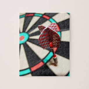 Roter karierter Pfeil auf Dartboard Puzzle