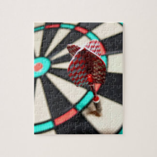 Roter karierter Pfeil auf Dartboard Puzzle