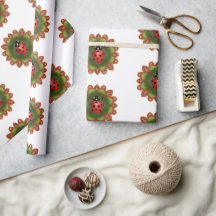 Roter Ladybug auf roten und grünen Blütenblättern