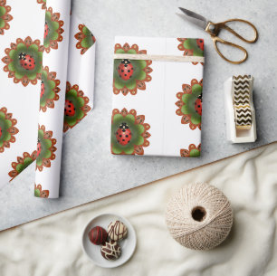 Roter Ladybug auf roten und grünen Blütenblättern Geschenkpapier