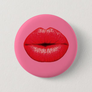 Roter Lipstick mit großen Pop-Kunstlippen auf gürt Button