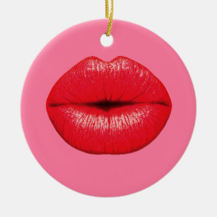 Roter Lipstick mit großen Pop-Kunstlippen auf gürt Keramik Ornament