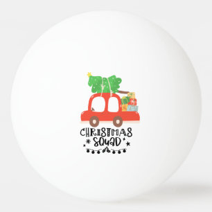Roter LKW mit Weihnachtsbaum für Pingpongspieler Tischtennisball