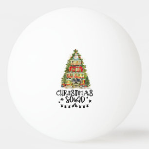 Roter LKW mit Weihnachtsbaum für Pingpongspieler Tischtennisball