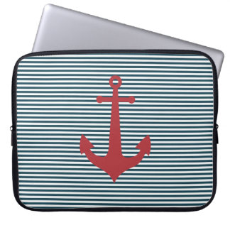 Roter nautischer Anker auf gestreiften blauen Hint Laptopschutzhülle